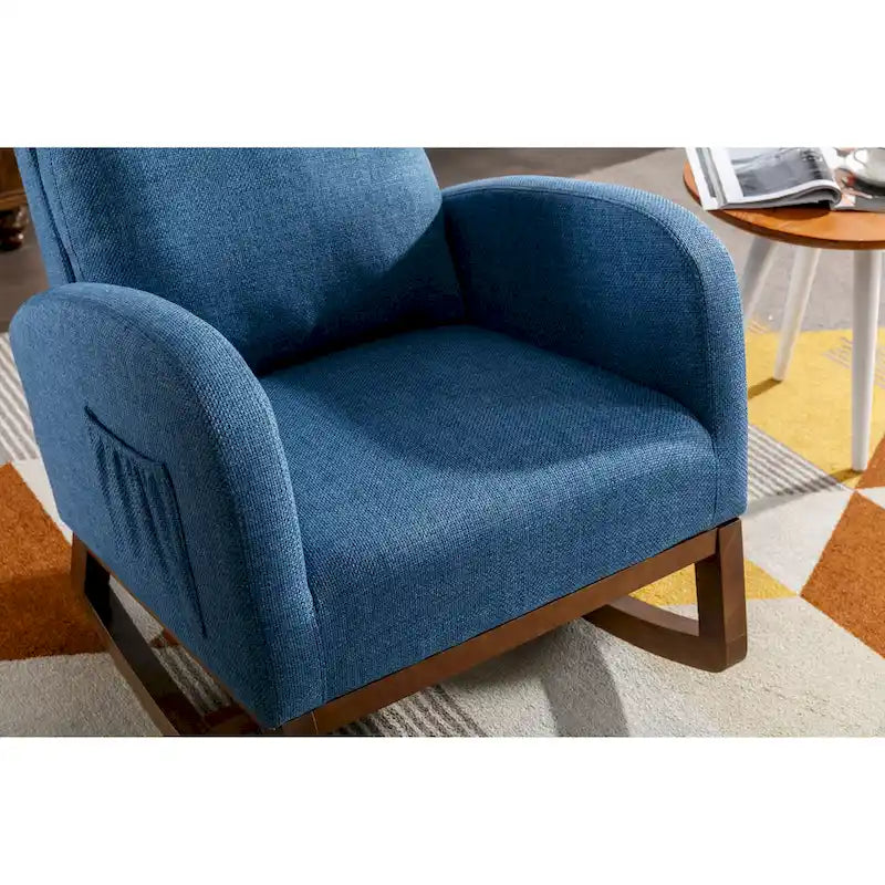 Mecedora tapizada azul 27 con patas de madera y práctico bolsillo lateral