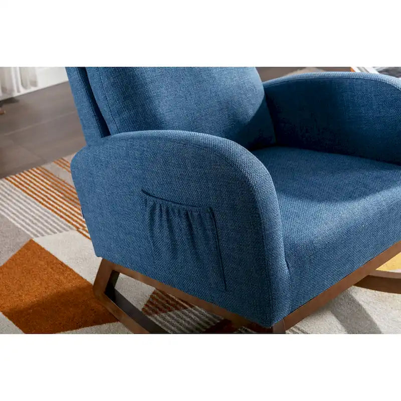 Mecedora tapizada azul 27 con patas de madera y práctico bolsillo lateral