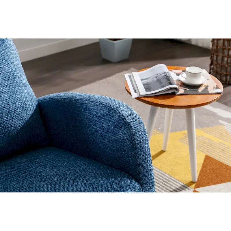 Mecedora tapizada azul 27 con patas de madera y práctico bolsillo lateral