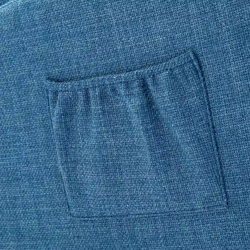 Mecedora tapizada azul 27 con patas de madera y práctico bolsillo lateral