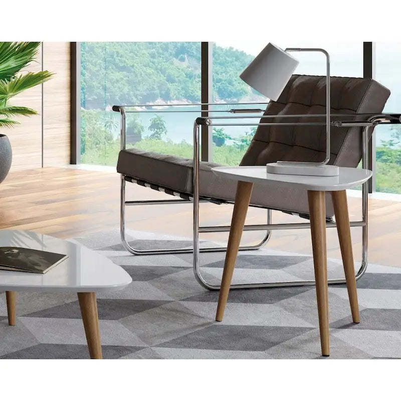 Mesa auxiliar alta triangular de 19.88 con patas de madera inclinadas