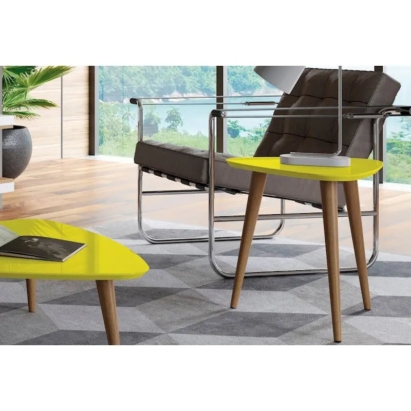 Mesa auxiliar alta triangular de 19.88 con patas de madera inclinadas