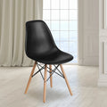 Silla de plástico con patas de madera