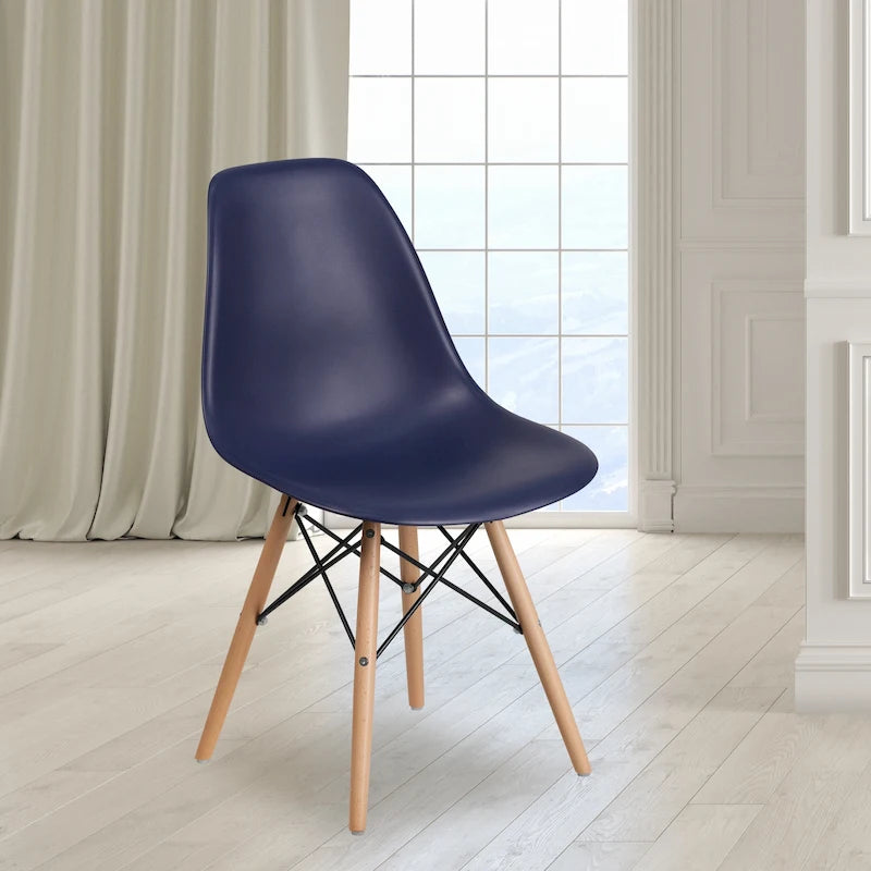 Silla de plástico con patas de madera