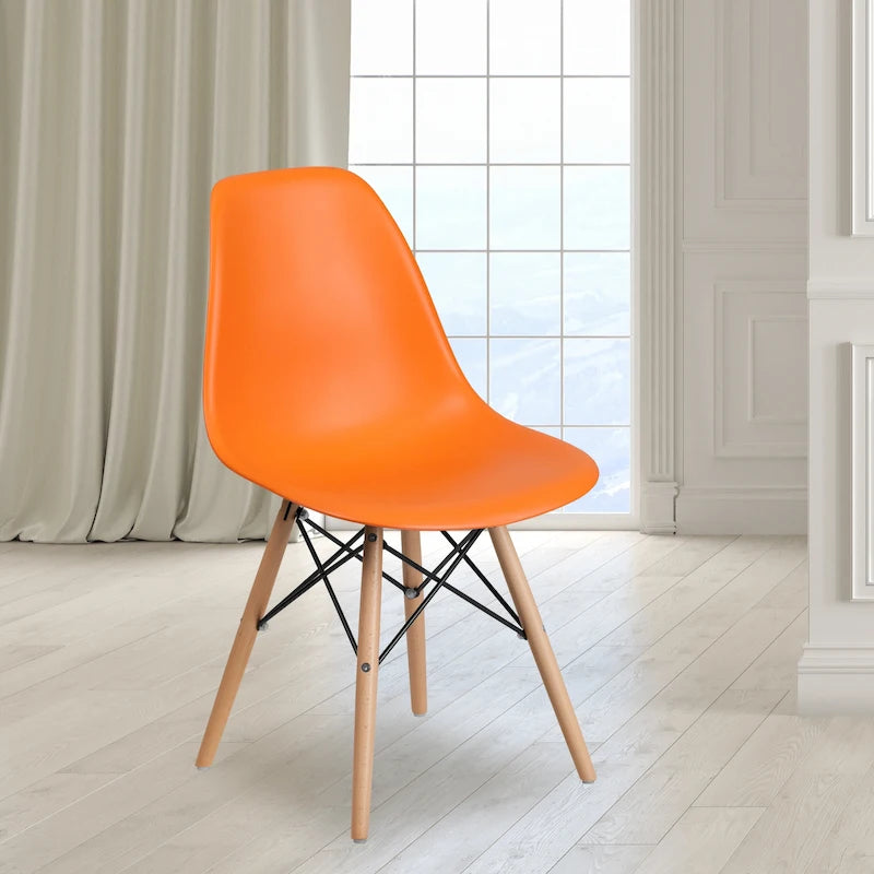 Silla de plástico con patas de madera