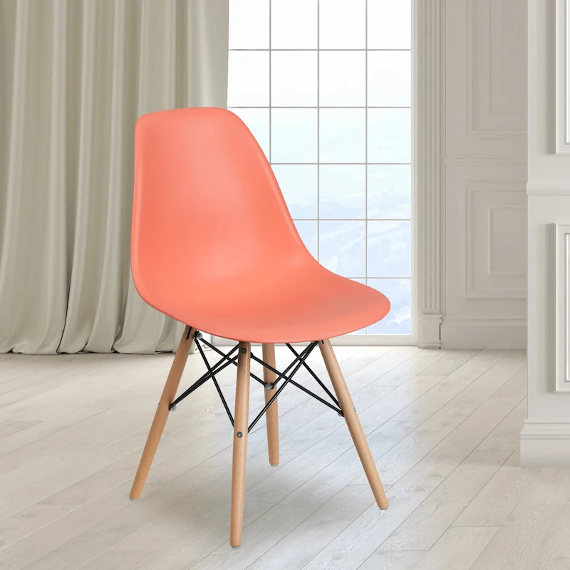 Silla de plástico con patas de madera