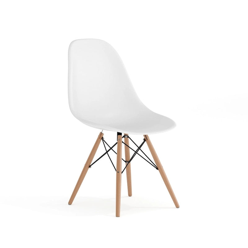 Silla de plástico con patas de madera