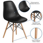 Silla de plástico con patas de madera