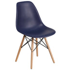 Silla de plástico con patas de madera