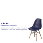 Silla de plástico con patas de madera