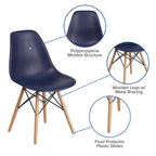 Silla de plástico con patas de madera