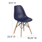 Silla de plástico con patas de madera