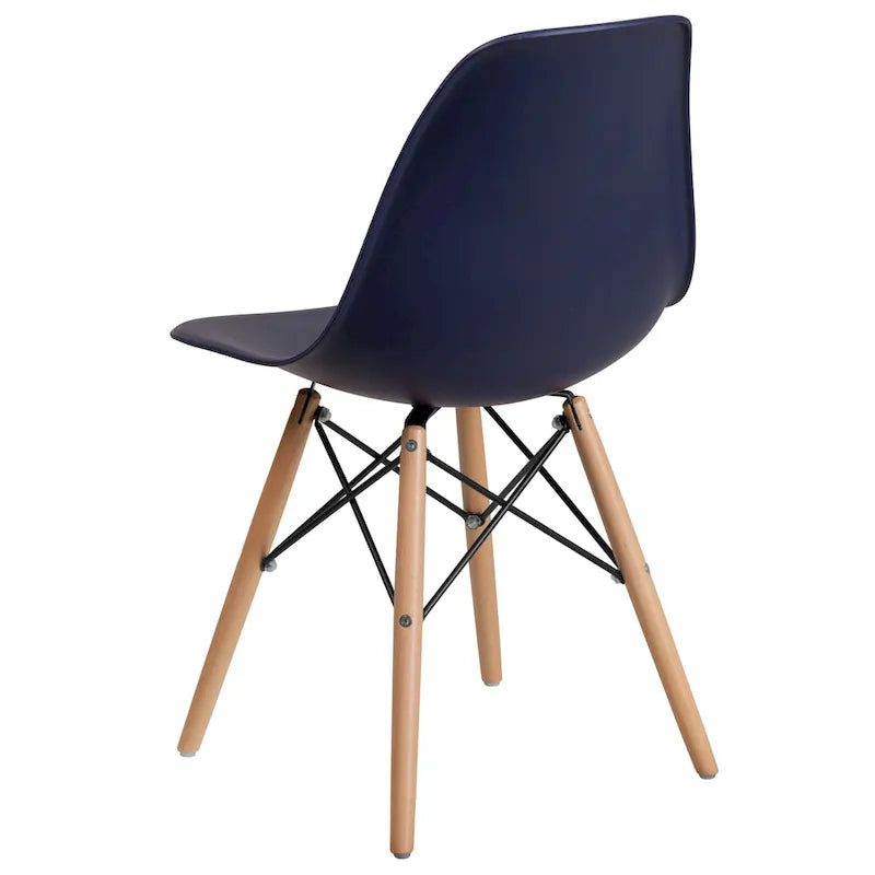 Silla de plástico con patas de madera