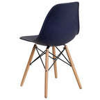 Silla de plástico con patas de madera