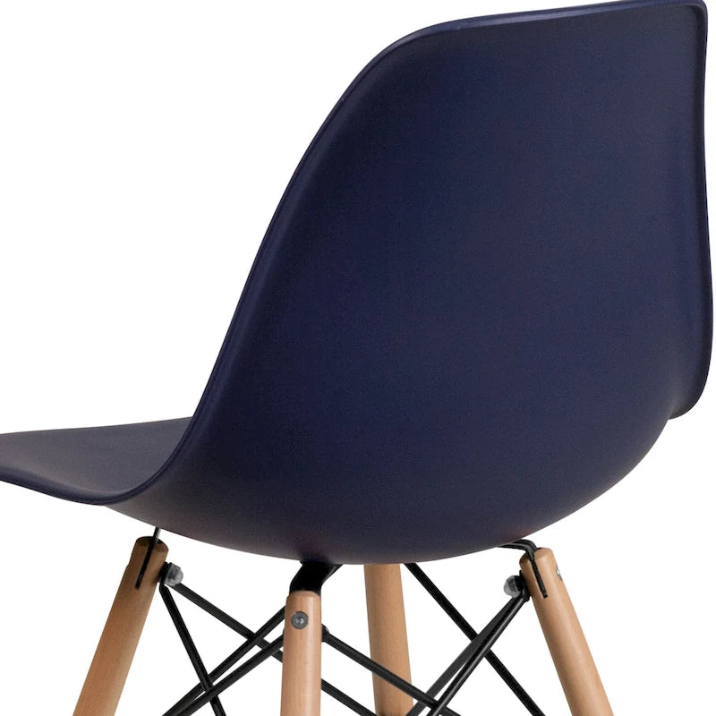 Silla de plástico con patas de madera