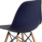 Silla de plástico con patas de madera