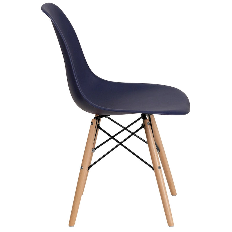 Silla de plástico con patas de madera