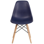 Silla de plástico con patas de madera