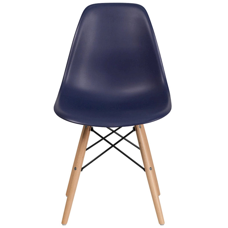 Silla de plástico con patas de madera