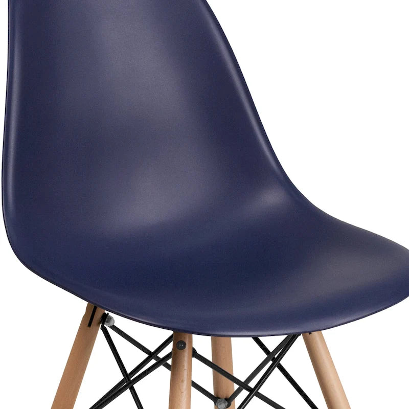 Silla de plástico con patas de madera