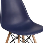Silla de plástico con patas de madera