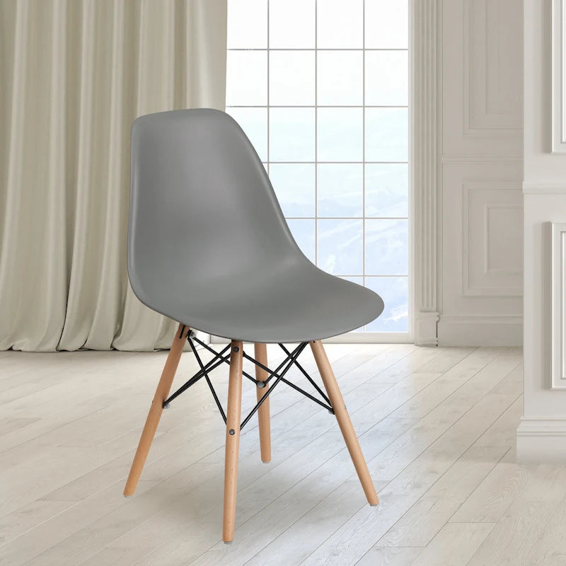 Silla de plástico con patas de madera