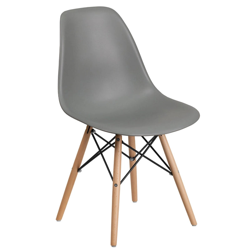 Silla de plástico con patas de madera
