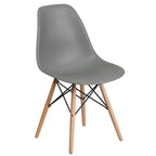 Silla de plástico con patas de madera