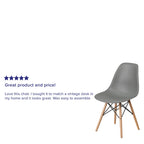 Silla de plástico con patas de madera