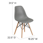 Silla de plástico con patas de madera