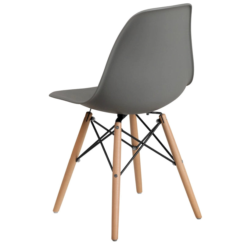 Silla de plástico con patas de madera