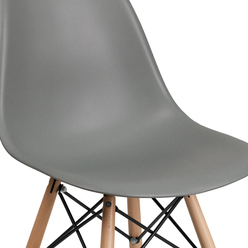 Silla de plástico con patas de madera