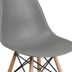 Silla de plástico con patas de madera