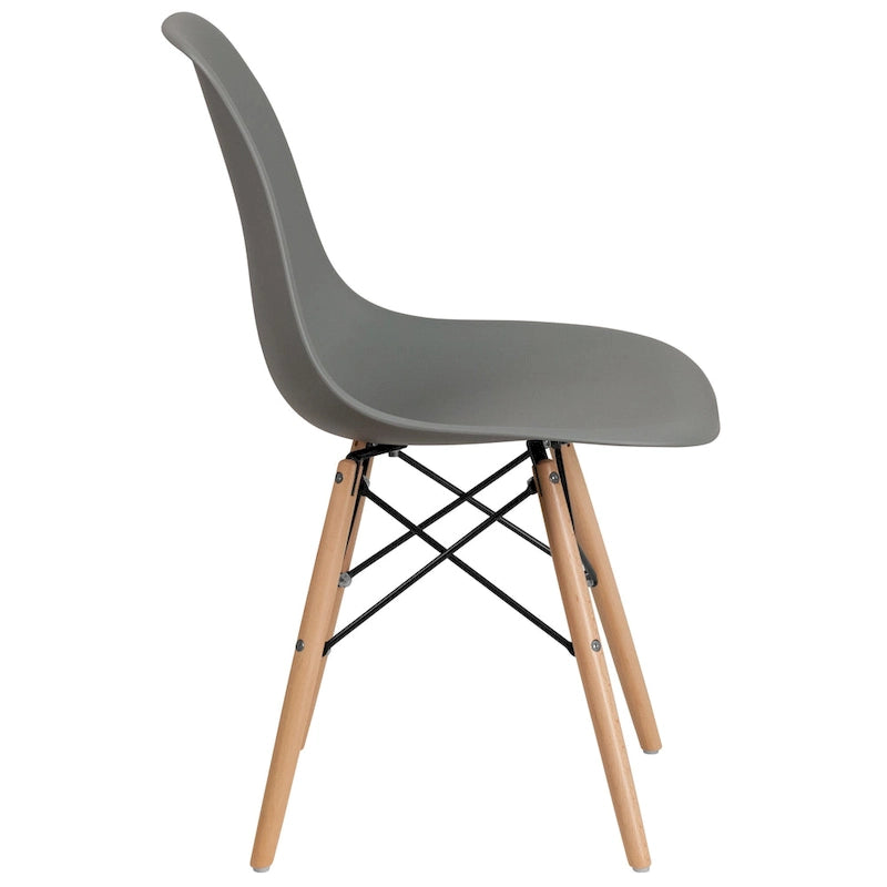 Silla de plástico con patas de madera