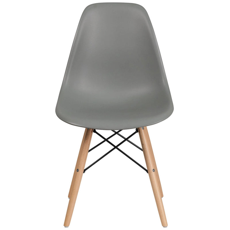 Silla de plástico con patas de madera