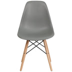 Silla de plástico con patas de madera