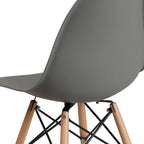 Silla de plástico con patas de madera