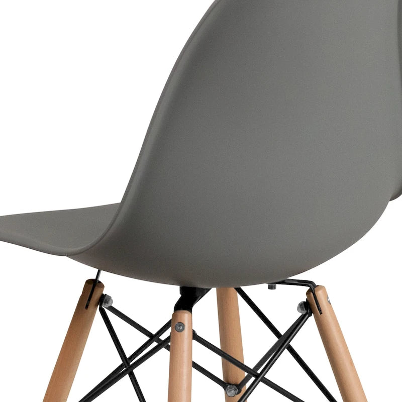 Silla de plástico con patas de madera