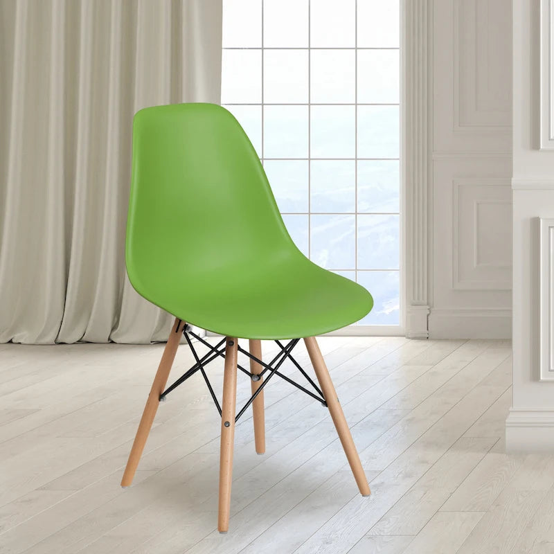 Silla de plástico con patas de madera