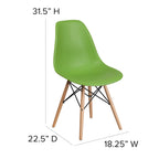Silla de plástico con patas de madera