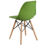 Silla de plástico con patas de madera