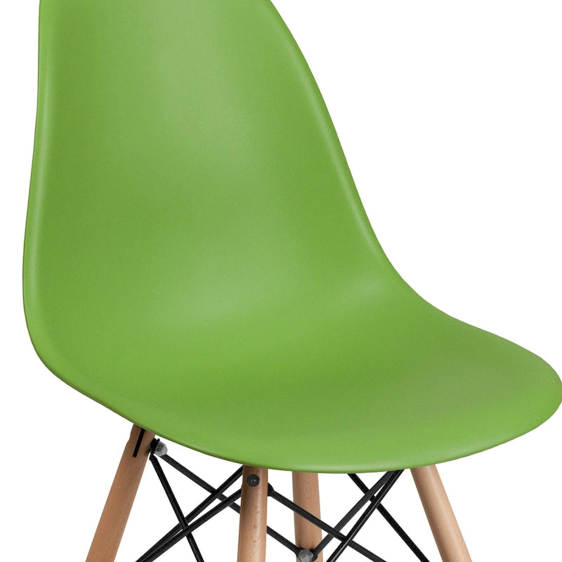 Silla de plástico con patas de madera