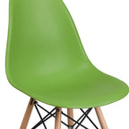 Silla de plástico con patas de madera
