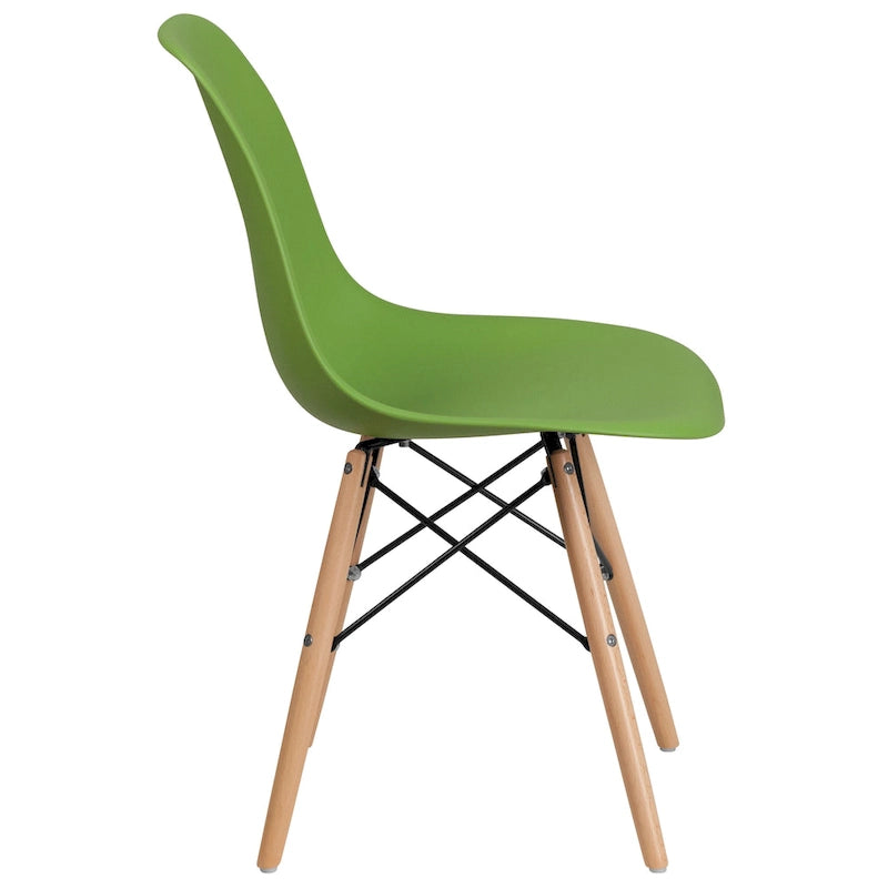 Silla de plástico con patas de madera