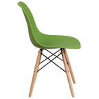 Silla de plástico con patas de madera
