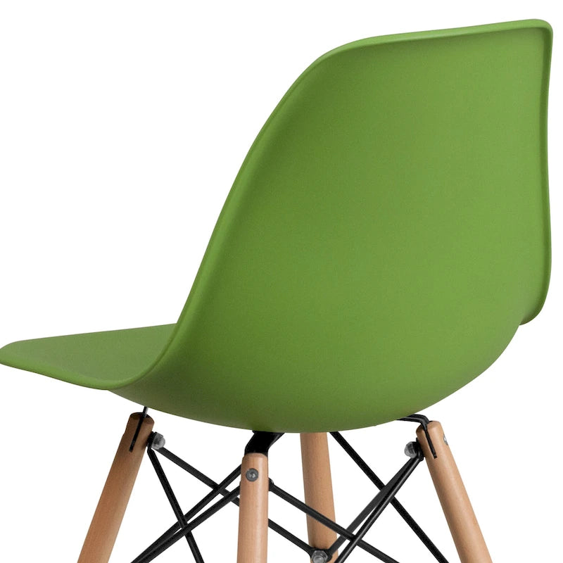 Silla de plástico con patas de madera