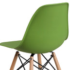 Silla de plástico con patas de madera