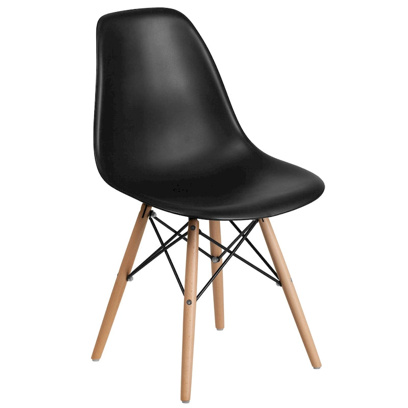 Silla de plástico con patas de madera