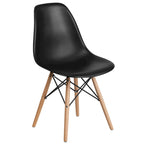 Silla de plástico con patas de madera