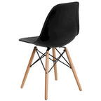 Silla de plástico con patas de madera